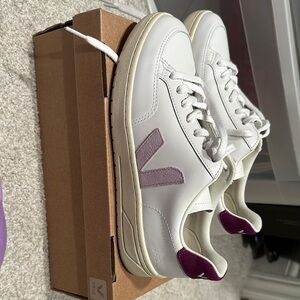 Veja Women's V-12 leather shoes